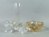 trois vases en verre posés l'un à côté de l'autre sur une table