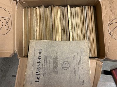une boîte remplie de livres posée sur une table