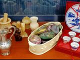 Il y a de nombreux objets différents sur la table dans cette pièce.