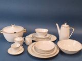 une image représentant une table dressée avec une théière, une cafetière, un bol et une soucoupe