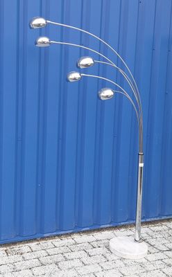 une photo d'un lampadaire muni de cinq ampoules