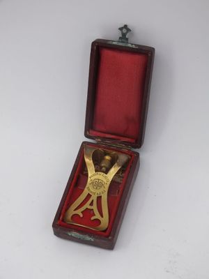 une petite boîte contenant une paire de pinces
