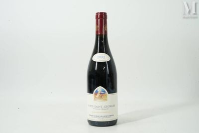 une bouteille de vin posée sur une table