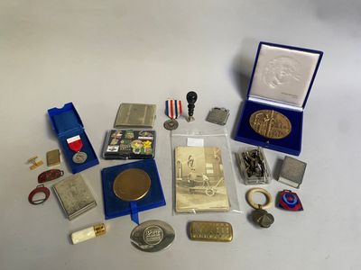 un grand nombre d'objets posés sur une table