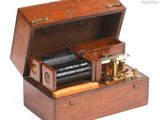 une petite boîte en bois contenant une radio