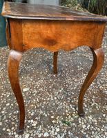 10737-131 / X / Petite table cabaret en noyer ouvrant par un… (photo 4)