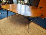 une photo montrant une grande table en bois dans une pièce