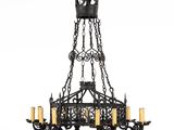 un grand lustre en fer forgé à cinq branches et une couronne