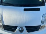 l'avant d'une camionnette blanche garée dans un parking