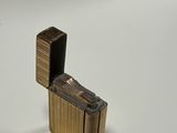 un briquet posé sur une surface blanche