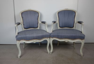 une paire de fauteuils rembourrés bleus et blancs dans une pièce