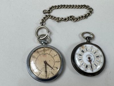 deux montres de poche posées l'une à côté de l'autre sur une table