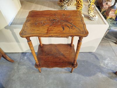 une petite table en bois surmontée d'une étagère