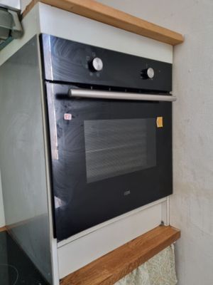 un four encastré dans le mur de la cuisine