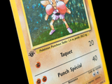 une carte Pokémon sur laquelle figure l'image d'un personnage Pokémon