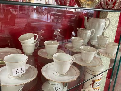 de nombreuses tasses et soucoupes exposées dans une vitrine