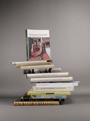 plusieurs livres empilés sur une table