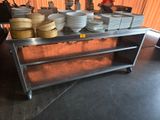 une table sur laquelle se trouvent beaucoup d'assiettes et de bols