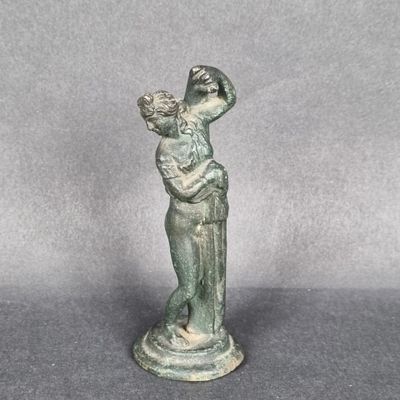 Statuette en bronze patiné représentant une Vénus callipyge …