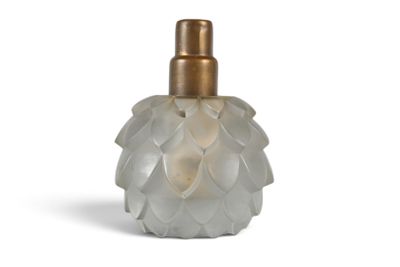 une image représentant un flacon de parfum sur fond blanc
