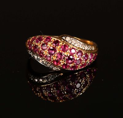 un gros plan d'une bague ornée de pierres roses et blanches sur un fond noir