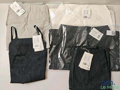 trois sacs de vêtements posés les uns à côté des autres sur une table