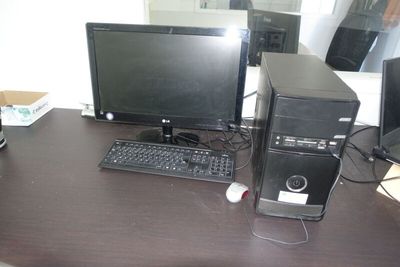 un ordinateur de bureau posé sur une table avec un clavier et un écran