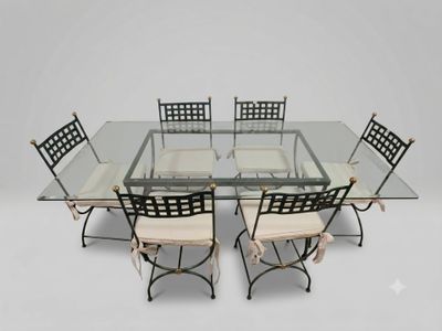 une photo d'une table de salle à manger en verre avec quatre chaises et un plateau en verre