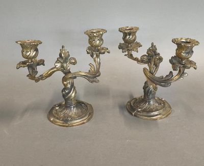 Paire de flambeaux à deux bras de lumières en métal doré