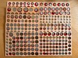 un gros plan sur une planche en bois sur laquelle figurent de nombreux cercles