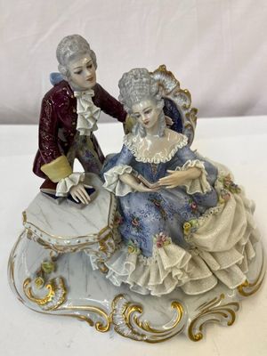 CAPODIMONTE : groupe en porcelaine polychrome " Jeune femme …