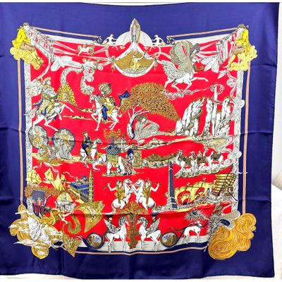 une photo d'un foulard en soie rouge et bleu sur lequel figurent des personnes