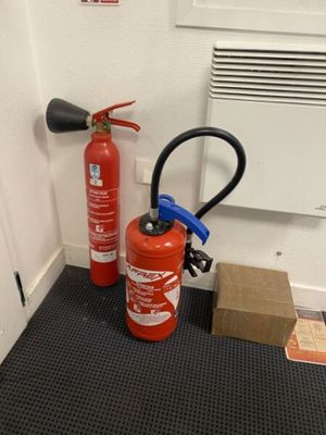 3 extincteurs 2 Kg dioxyde de carbone