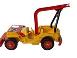 camionnetto jouet jaune et rouge avec une poignée rouge sur fond blanc