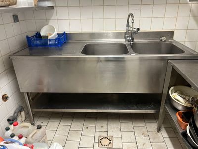 un évier en acier inoxydable dans une petite cuisine