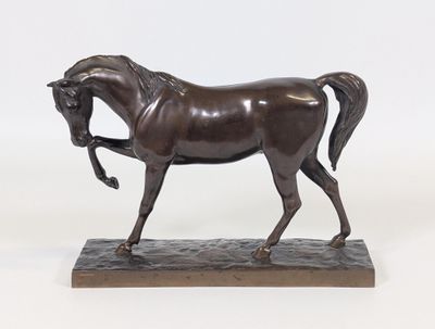 statue en bronze représentant un cheval, posée sur un socle en marbre, sur fond blanc