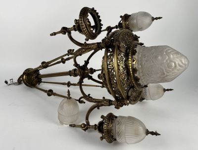 Important lustre en bronze à cinq lumières