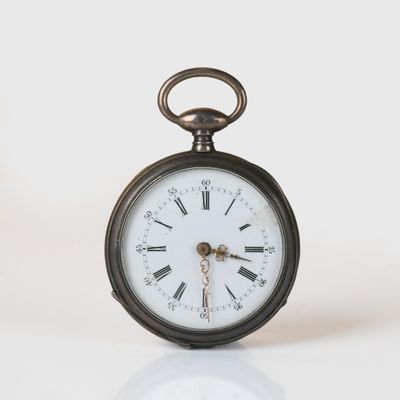 un gros plan d'une horloge comportant des chiffres romains