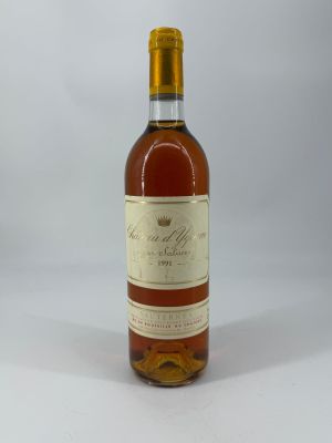 une bouteille de vin posée sur une table blanche