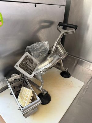 un chariot dans lequel se trouve un morceau de fromage