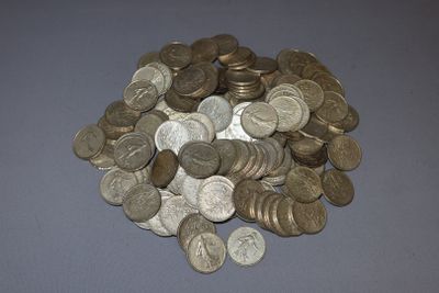 un tas de pièces d'argent sur un fond bleu