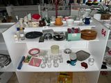 une armoire blanche sur laquelle sont posés de nombreux objets