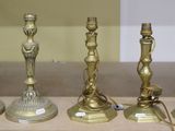 un grand nombre de bougies posées sur une table