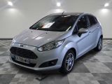 une photo d'une Ford Fiesta argentée garée dans un showroom