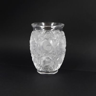 un vase en verre transparent orné d'un motif floral