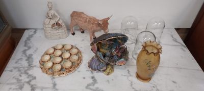 une table surmontée de vases et de figurines, posée sur un plateau en marbre
