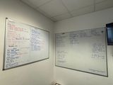 un tableau blanc couvert de nombreuses notes, dans une pièce