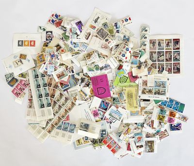 une pile de timbres et de cartes postales posée sur une surface blanche
