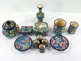 de nombreuses pièces de poterie différentes sur la table