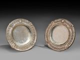 paire de plats plaqués argent ornés de motifs décoratifs
